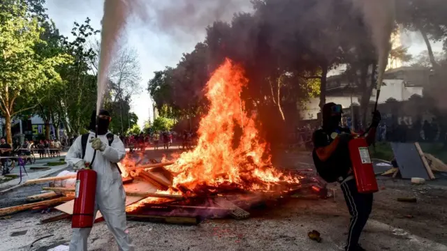 Protesta para conmemorar los dos años del estallido social en Chile.