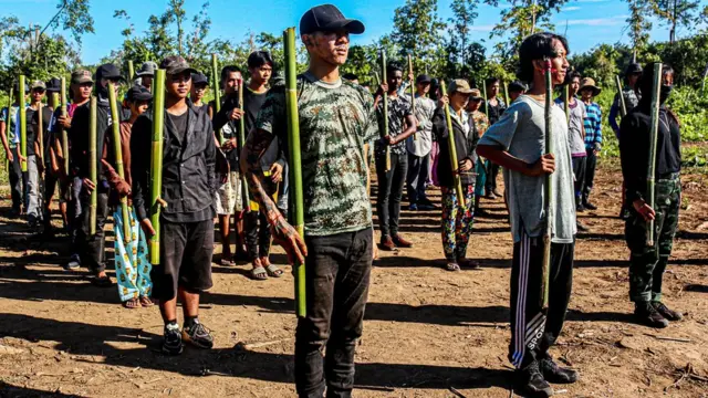 మిలిటరీ పాలనకు వ్యతిరేకంగా యువకులు ఎక్కువమంది ఉద్యమంలోకి దిగుతున్నారు