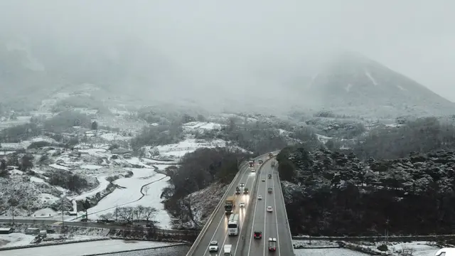 문경읍 백화산 자락에 눈보라가 몰아쳐 인근 중부내륙고속도로를 지나는 차량이 거북이운행을 하고 있다