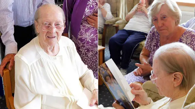 Eileen Maher con Pauline Green leyendo el telegrama de la reina