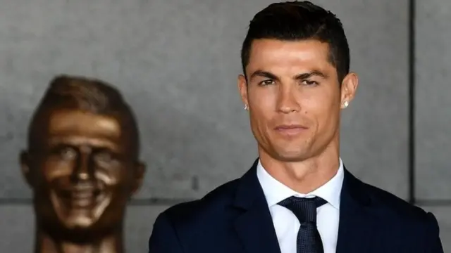 Patung Ronaldo