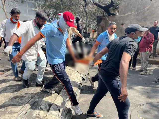 अहमदाबादमध्ये 242 प्रवाशांसह एअर इंडियाचे विमान कोसळले, वाचा