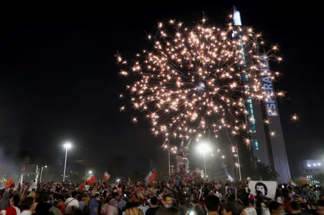 Fuegos artificiales celebran la victoria de Gabriel Boric. 19 de septiembre de 2021