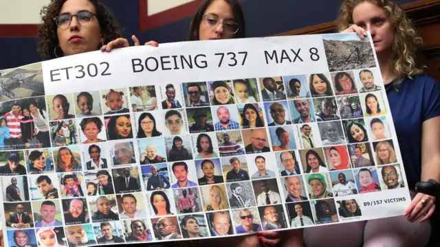 Друзья и родственники жертв катастрофы в Эфиопии демонстрируют фотографии погибших в авиакатастрофе