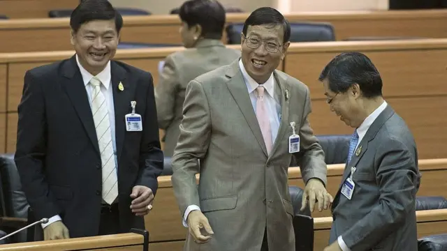 นายพรเพชร วิชิตชลชัย ประธานสภานิติบัญญัติแห่งชาติ (กลาง)