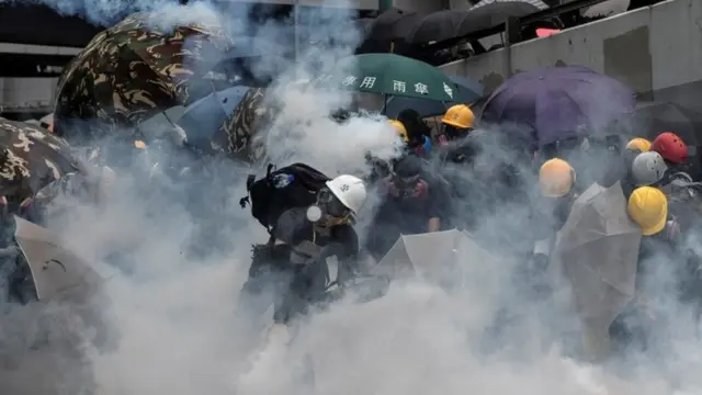 протестующий в дыму