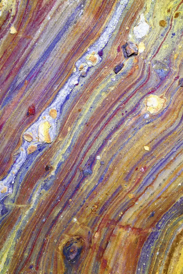 होर्मुज़ द्वीप पर मौजूद गुफाओं की रंगीन दीवारें