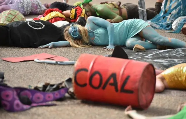 அதானி குழுமத்தை எதிர்த்து ஆர்ப்பாட்டக்காரர்கள் நடத்திய வீதி நாடகம்