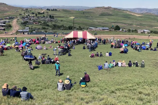 Pessoasedge pokerfilas que levam a uma tenda numa paisagemedge pokermontanha