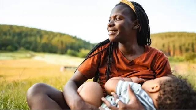 La succion, qu'elle soit le fait du bébé ou simulée, est nécessaire pour libérer la prolactine.