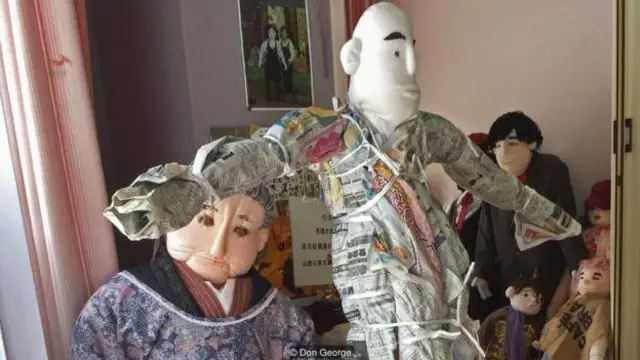 Butuh waktu tiga hari untuk menyelesaikan satu orang-orangan sawah.