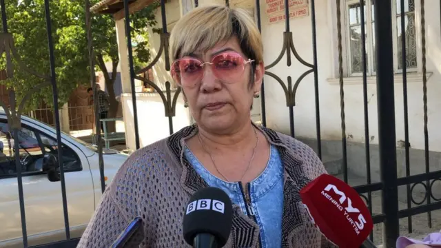 "Мен ўғлимни бориб кўрганимда, у бу иш тош ёки шағал сабабли эмаслигини айтди. У ўзидан Расул Кушербаевни ёзиб беришни сўрашаётганини ҳам айтди. Ерлар Расулники, бу ишни ўзларинг қилолмагансизлар, тепадан сенларга ёрдам бераётган амалдор Расул, деб ёзиб берасан, дейишибди", сўзлайди Қўзиева.