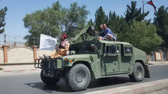 Talibançılar Hammer hərbi maşınında