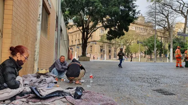 Irani Beneditapaysandu betnacionalAraújo ao lado do marido (de frente) na calçada onde dormem na praça da Sé, no centropaysandu betnacionalSão Paulo