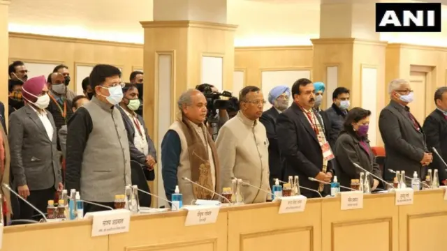 ਕੇਂਦਰੀ ਮੰਤਰੀ ਨਰਿੰਦਰ ਸਿੰਘ ਤੋਮਰ, ਪਿਊਸ਼ ਗੋਇਲ ਅਤੇ ਹੋਰ ਸਰਕਾਰੀ ਅਧਿਕਾਰੀ ਮਰਹੂਮ ਕਿਸਾਨਾਂ ਲਈ ਬੈਠਕ ਤੋਂ ਪਹਿਲਾਂ ਰੱਖੇ ਗਏ ਮੌਨ ਦੌਰਾਨ