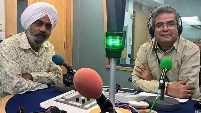 बीबीसी स्टूडियो में करतार सिंह के साथ रेहान फ़ज़ल.
