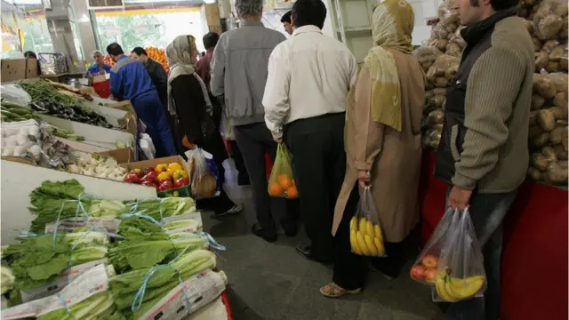 همزمان با افزایش قیمت ارز در ماههای اخیر قیمت بسیاری از اقلام خوراکی در ایران هم افزایش یافته است
