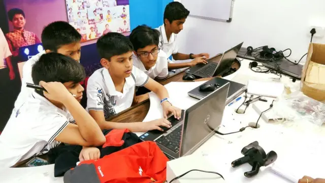 சென்னையில் போக்குவரத்தை சரிசெய்யும் பணியில் ரோபோ - பள்ளி மாணவர்கள் சாதனை