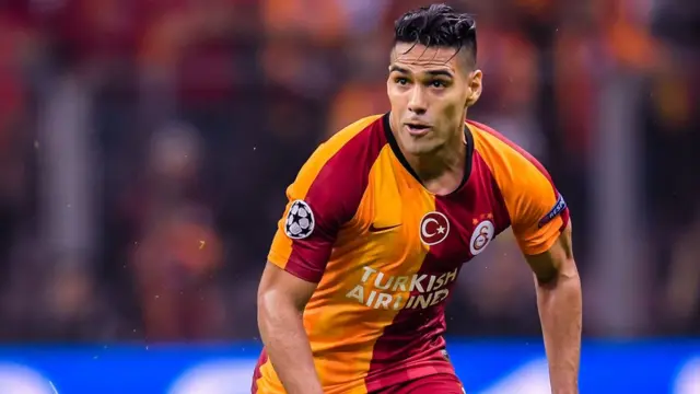 Galatasaray'ın bu yılki transferi Radamel Falcao'nun yıllık 5 milyon euro garanti maaşı, 6 milyon eurodan fazla da prim hakkı bulunuyor. Diğer Süper Lig futbolcuları gibi Falcao da, asgari ücretli bir çalışanla aynı oranda gelir vergisi ödüyor