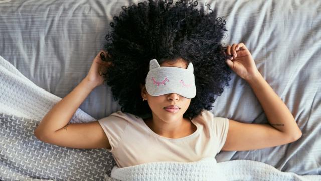 Mulher usando máscaracasas de apostas presidente do brasilolhos para dormir