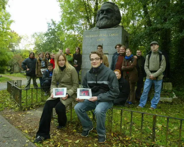 প্রতি বছর শত শত মানুষ কার্ল মার্কসের সমাধি দেখতে যায়