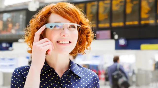 ఒక పక్కకు టచ్ చేస్తూ లేదా తడుతూ స్మార్ట్ గ్లాసెస్‌కు సూచనలు ఇవ్వొచ్చు