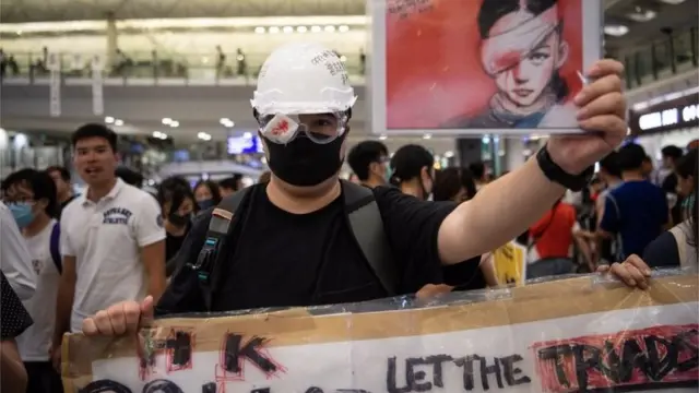 Manifestante protesta no aeroportoconsigo jogar lotofacil pela internetHong Kong