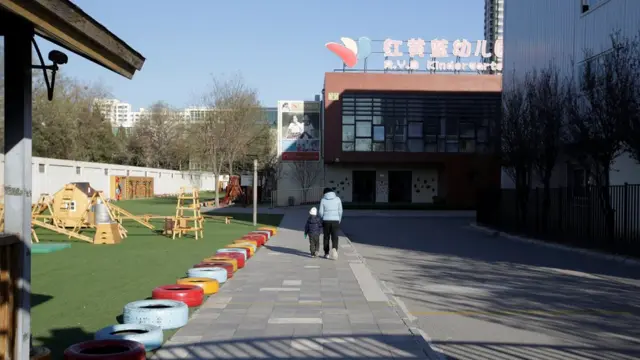 Padre se va con su hijo del kindergarten