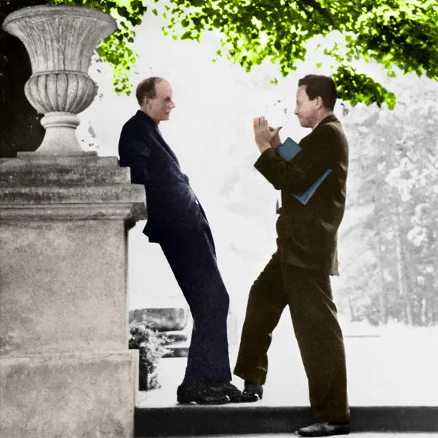 El físico teórico inglés Paul Dirac (izq.) conversando con su homólogo estadounidense Richard Feynman.