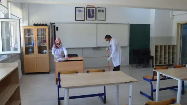 Sınıflar temizlenirken.