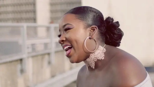 Lioness ayaa sheegtay inay joojisay waxaabo ay jecleed sababo la xiriira midabka