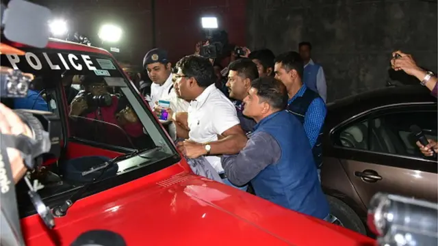 సీబీఐ అధికారులను అడ్డుకుంటున్న దృశ్యం