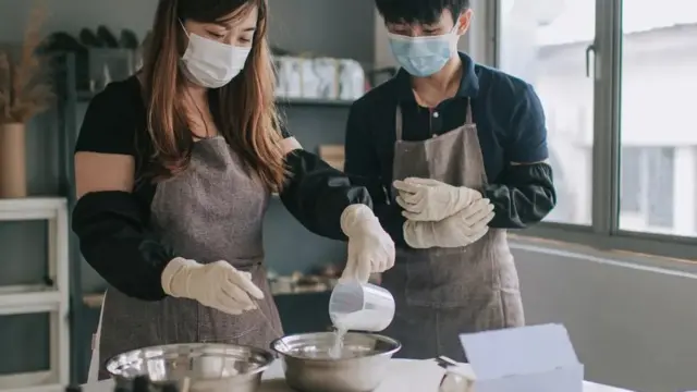 고체 샴푸는 식물성 성분을 사용해 가정에서 만들 수 있다