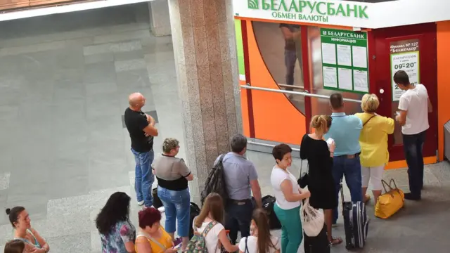 Люди в очереди к банкомату