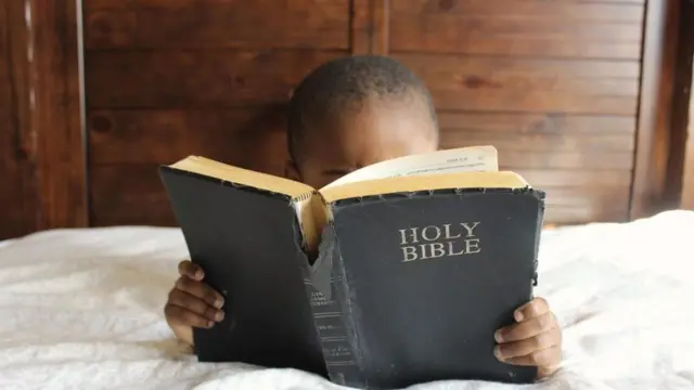 Дитина з Біблією