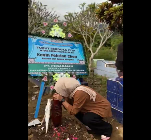 Ully di hari pemakaman putranya.