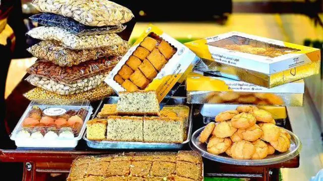 کیک او خواږه چې یو چا اخیستي