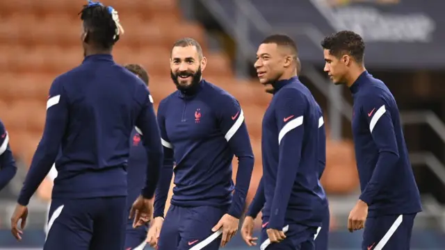 নানা বিতর্কে জড়িয়ে জাতীয় দলের হয়ে বেশি খেলতে পারেননি বেনজেমা