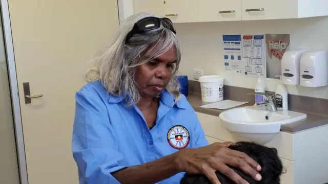 يعمل المعالجون الروحانيون من منطقة صحراء وسط أستراليا جنبا إلى جنب مع الأطباء وخبراء الصحة النفسية في بعض المستشفيات العامة