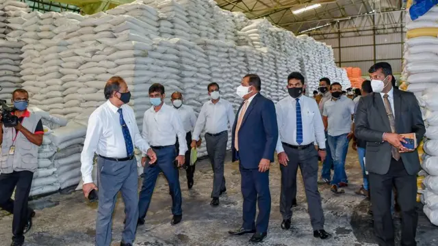 கைப்பற்றப்பட்ட பதுக்கல் சர்க்கரை மூட்டைகள்