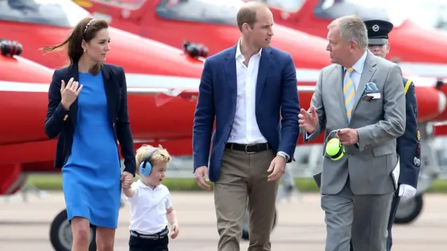 королевская семья на авиабазе