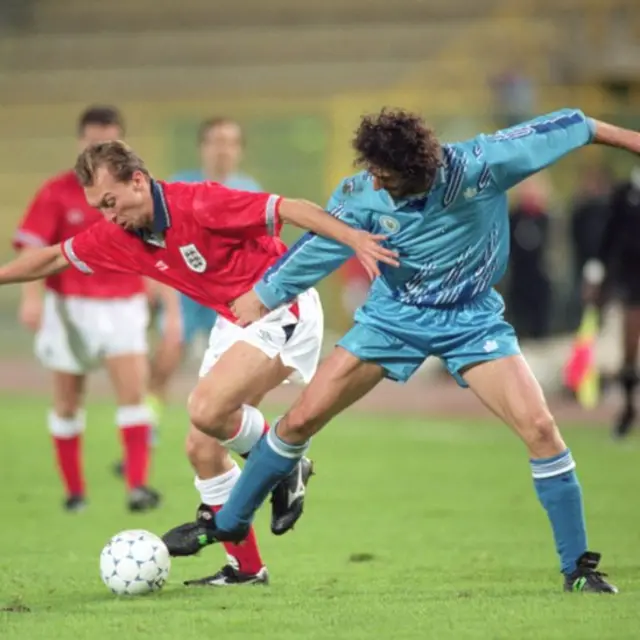 Una acción del partido entre Inglaterra y San Marino en 1993.