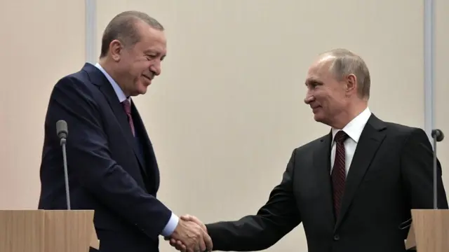Erdoğan ile Putin, 13 Kasım'da da Soçi'de bir araya gelmişti. iki lider el sıkışıyor.