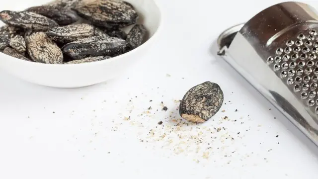 Semillas de tonka y un rallador