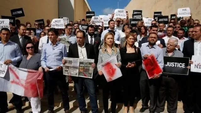 公众要求将杀害达芬妮·卡鲁亚娜·加利西亚的罪犯绳之以法。