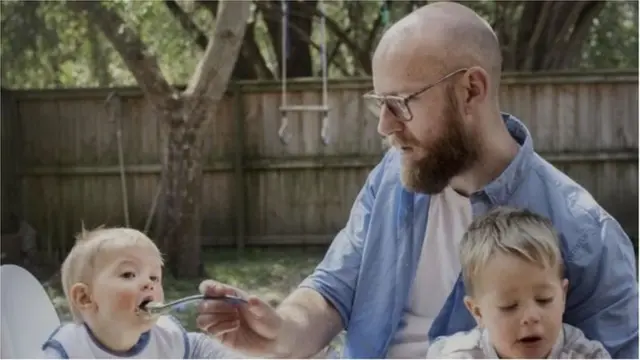 চাকরিরত পিতাদের সহায়তায় কোম্পানিগুলোর এগিয়ে আসাকে স্বাগত জানিয়ে বিশেষজ্ঞরা বলছেন, এখনো অনেক কিছু করার বাকি রয়েছে।