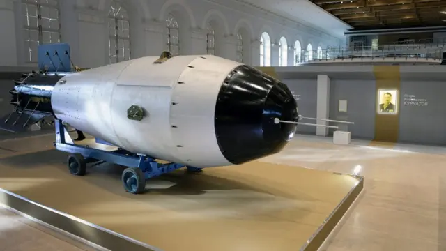 Una réplica de la bomba Zar