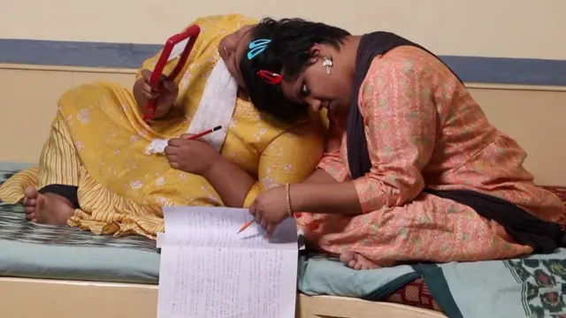 وینا اور وانی کے امتحان میں اضافی وقت لینے سے انکار کر دیا تھا اور انھوں نے اپنے پرچے ٹائم ختم ہونے سے پانچ منٹ پہلے ہی حل کر لیے تھے