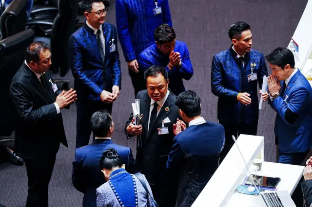 หัวหน้าพรรค ภท. ทักทายลูกพรรค "สีน้ำเงิน"