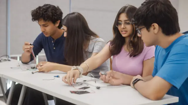 कितनी भी मशीनें क्यों न आ जाएँ, चाहे मशीनें कितनी भी तेज क्यों न हो जाएं, लोगों की जरूरत हमेशा रहेगी